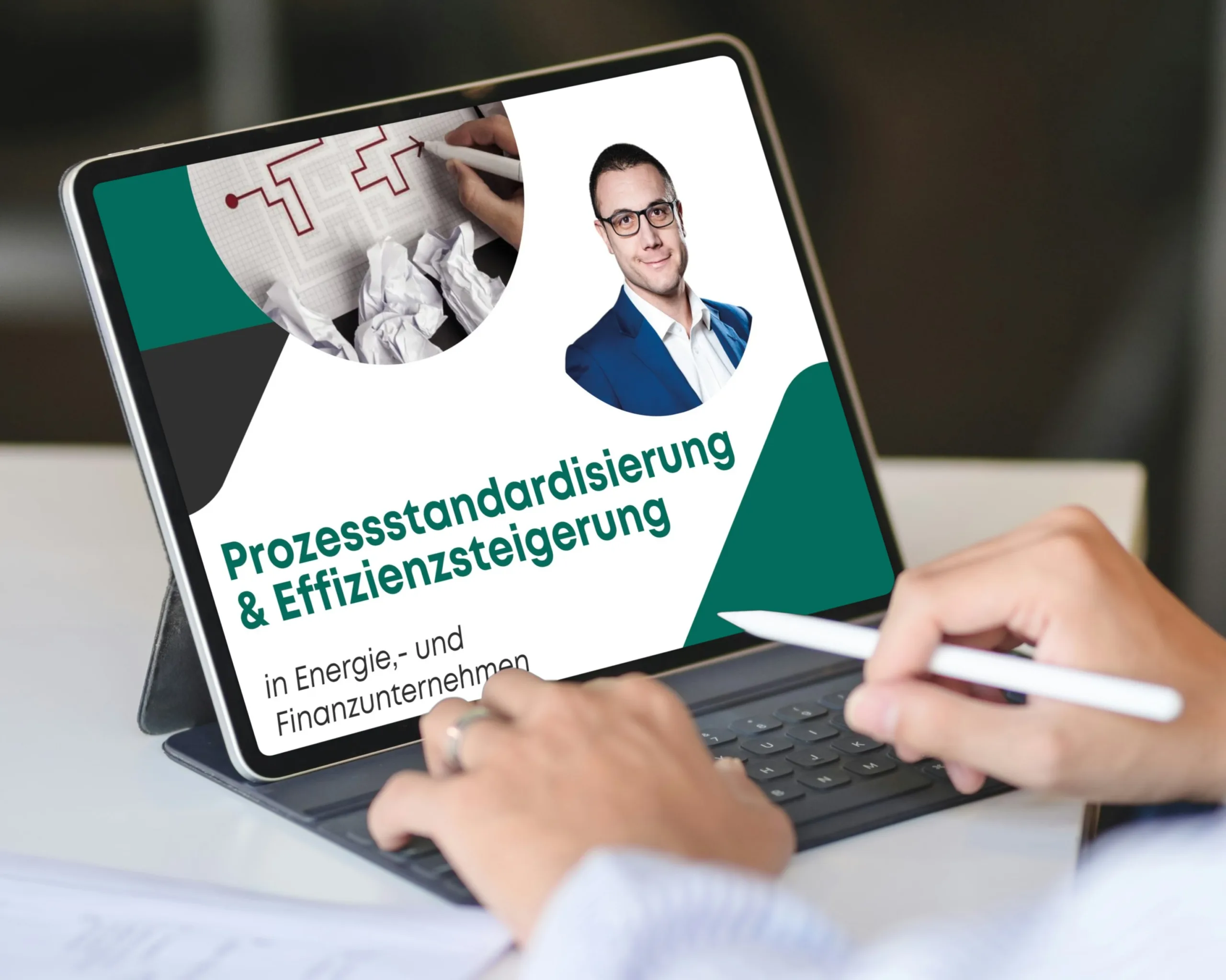 Mockup des Whitepapers Prozessstandardisierung & Effizienzsteigerung auf einem Tablet, Massimo Ciampa Consulting